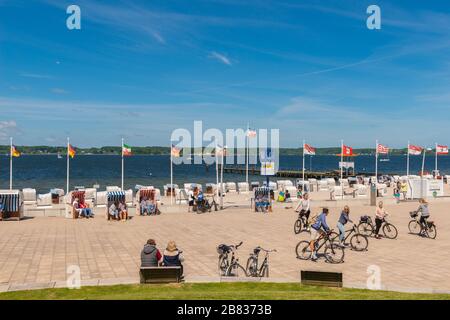 Promenade und Strand mit Strandkabinen, Glücksburg, Flensburger Förde, Dänemark am gegenüberliegenden Ufer, Ostsee, Schleswig-Holstein, Norddeutschland, Stockfoto