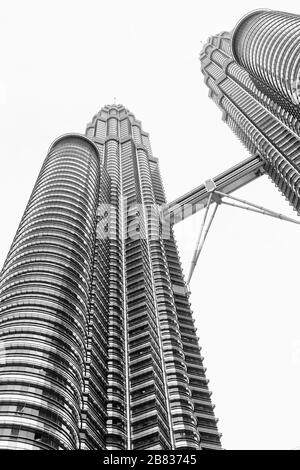 Kuala Lumpur, Malaysia - 25. November 2019: Petronas Twin Towers Exterieur, Perspektive. Vertikaler Schwarzweiß-Fotohintergrund Stockfoto