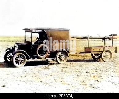 Dr. Robert Hutchings Goddard in einem Modell EIN Ford-Lkw, der seine Rakete zum Startturm Roswell, New Mexico, 1930 schleppt. Image Courtesy National Aeronautics and Space Administration (NASA). Hinweis: Das Bild wurde mit einem modernen Verfahren digital koloriert. Farben sind möglicherweise nicht periodengenau. () Stockfoto