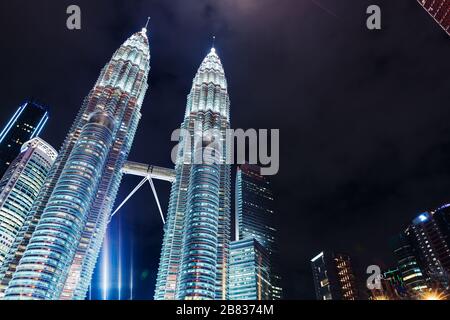 Kuala Lumpur, Malaysia - 28. November 2019: Petronas Twin Towers in der Nacht, Skyline des KLCC Parks Stockfoto