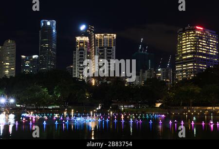 Kuala Lumpur, Malaysia - 28. November 2019: KLCC-Park mit beleuchteten Springbrunnen in der Nacht Stockfoto