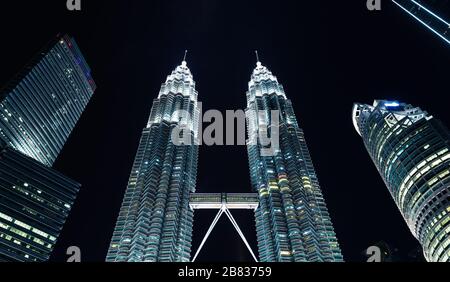 Kuala Lumpur, Malaysia - 28. November 2019: Petronas Twin Towers, Nachtsilhouette des KLCC Parks Stockfoto