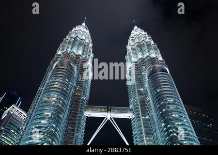 Kuala Lumpur, Malaysia - 28. November 2019: Petronas Twin Towers Exterieur mit Nachtbeleuchtung, perspektivischer Ansicht Stockfoto