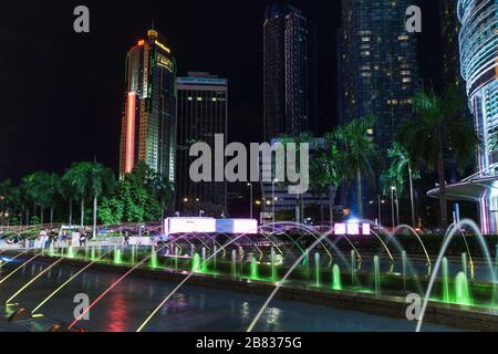 Kuala Lumpur, Malaysia - 28. November 2019: Leuchtbrunnen in der Nacht in der Nähe von Petronas Twin Towers Stockfoto