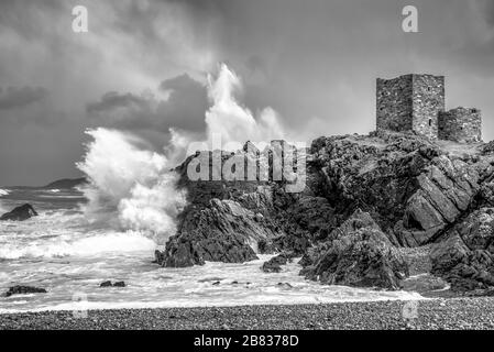 Krachende Wellen auf Carrickabraghy Castle im County Donegal Ireland Stockfoto