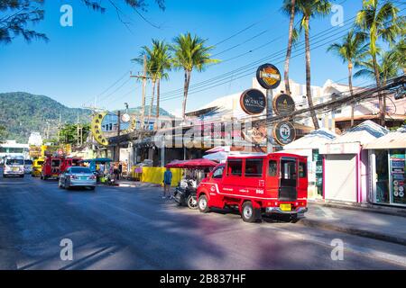 Thawewong Road in Patong Phuket, Thiland. Die Thawewong Road ist die Straße entlang des 3,5 km langen Patong-Strandes. Stockfoto