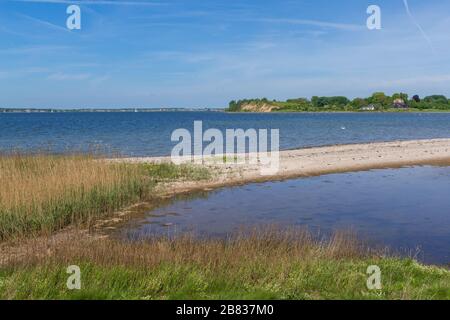 Am Horizont liegt das Naturschutzgebiet "Halinsel Holnis" oder Halbinsel Holnis, Glücksburg, Schleswig-Holstein, Norddeutschland, Dänemark und dänische Küstenlinie Stockfoto