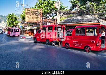 Thawewong Road in Patong Phuket, Thiland. Die Thawewong Road ist die Straße entlang des 3,5 km langen Patong-Strandes. Stockfoto