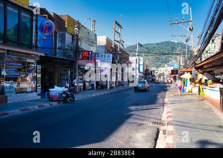 Thawewong Road in Patong Phuket, Thiland. Die Thawewong Road ist die Straße entlang des 3,5 km langen Patong-Strandes. Stockfoto