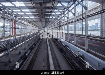 Tunnel mit Blick auf die einbahnsteigen Straße von der Frontscheibe eines fahrenden Zuges aus Stockfoto