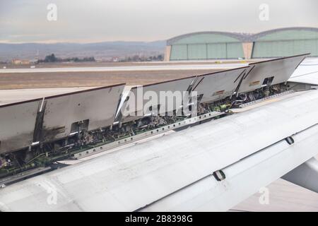 Ein Flugzeug landete und seine Luftbremsen und Klappen sind voll ausgefahren und bewaffnet Stockfoto