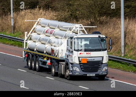 British Oxygen Company BOC Flüssiggasmaterial. Industriegase; Schwerlasttransporter, Gefahrenkanister, Lkw-Anhänger, Transport, LKW, gefährliche Fracht, DAF-Fahrzeug, Lieferung, Transport Industrie Fracht auf der M6 in Lancaster, Großbritannien Stockfoto