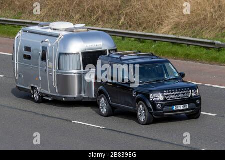 Land Rover Discovery Abschleppen Airstream Silver Motorhome; Großbritannien Fahrzeugverkehr, Transport, moderne Fahrzeuge, Salonwagen, Fahrzeuge, Fahrzeug, Straßen, Motoren, Fahren auf der Autobahn M6 Stockfoto