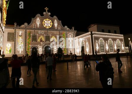 Das Convento e Santuário de Nossa Sehora de Esperança beleuchtet Für das Festival bekannt als Santo Christo dos Milagres in Ponta Delgada Azoren Stockfoto