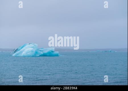 Eisberg schwimmt alleine bei Jökulsárlón. Stockfoto