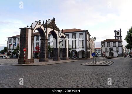 Links ist Portas da Cidade, Stadttore, und rechts das Rathaus, im Zentrum von Ponta Delgada auf der Insel São Miguel im Azoren-Archipel Stockfoto