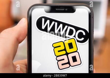WWDC 2020 auf dem iPhone-Bildschirm. LOS ANGELES, KALIFORNIEN, MÄRZ 2020 Stockfoto