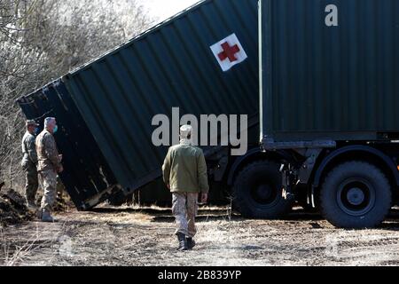 Bukarest, Rumänien. März 2020. Die rumänischen Soldaten stellten ein Militärkrankenhaus für mögliche Opfer der COVID-19-Epidemie in Otopeni in der Nähe von Bukarest, Rumänien, am 19. März 2020 auf. Rumänien trat am 16. März in einen Notstand ein, um sicherzustellen, dass die Regierung alle Mittel zur Bekämpfung der COVID-19-Epidemie nutzt. Credit: Cristian Cristel/Xinhua/Alamy Live News Stockfoto