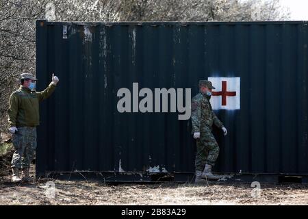 Bukarest, Rumänien. März 2020. Die rumänischen Soldaten stellten ein Militärkrankenhaus für mögliche Opfer der COVID-19-Epidemie in Otopeni in der Nähe von Bukarest, Rumänien, am 19. März 2020 auf. Rumänien trat am 16. März in einen Notstand ein, um sicherzustellen, dass die Regierung alle Mittel zur Bekämpfung der COVID-19-Epidemie nutzt. Credit: Cristian Cristel/Xinhua/Alamy Live News Stockfoto