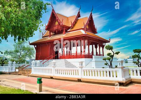 Pavillon in der Nähe von Phra Sumen Fort im Santichai Prakan Park in Bangkok, Thailand. Stockfoto