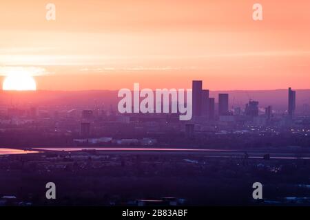 Manchester, Großbritannien. März 2020. GROSSBRITANNIEN. Wetter. Alles wirkt friedlich, während die Sonnenuntergänge über der Stadt vor dem Frühlings-Äquinoktium liegen. Gutschrift: Andy Barton/Alamy Live News Stockfoto