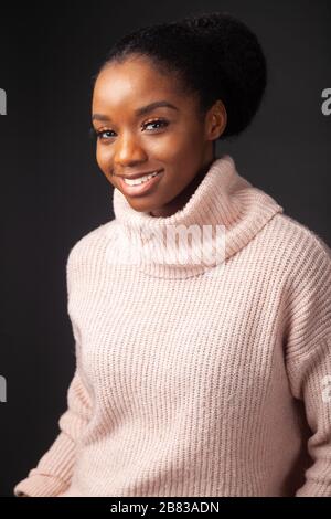 Porträt einer schönen jungen Frau, die einen Wollpullover trägt Stockfoto