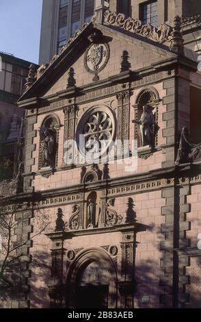 DALLE DE LA FACHADA SITUADA EN LA C/ ALCALA Nº 25- 1678 - REFORMADA EN 1886 POR JUAN MADRAZO. AUTOR: FRAY LORENZO DE SAN NICOLAS. LAGE: IGLESIA DE LAS CALATRAVAS-EXTERIEUR. SPANIEN. Stockfoto