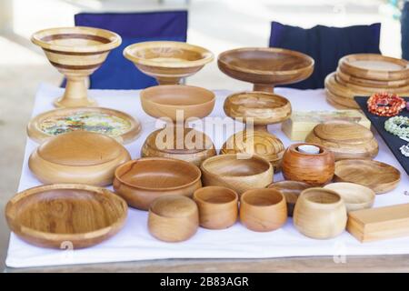 Schöne Holzgerichte stehen an der Theke. Geringe Schärfentiefe Stockfoto