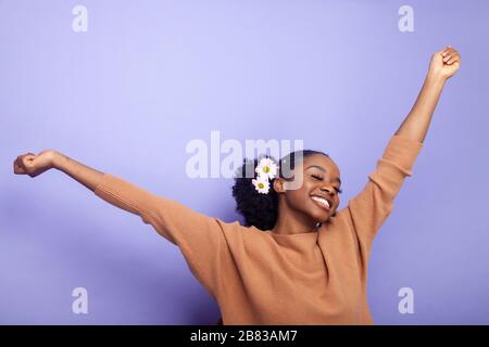 Junge Frau mit Armen im unbeschwerten Moment ausgestreckt Stockfoto