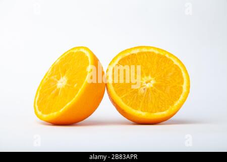 In Scheiben geschnitten Orange auf weißem Hintergrund Stockfoto