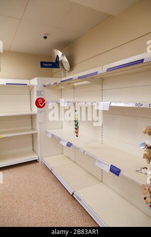 Leere toilettenrollenregale in tesco nach Panikkauf wegen des Coronavirus märz 2020, Fife Scotland Stockfoto