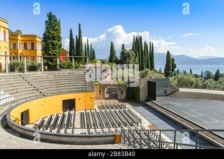 GARDONE RIVIERA, ITALIEN - SEPTEMBER 2018: Amphitheater auf dem Gelände der Gärten Vittoriale degli Italiani in Gardone Riviera. Stockfoto