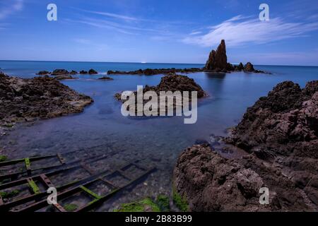 Nachtaufnahmen der Mondscheinlandschaft eines alten Stegs in Cabo de Gata in der Provinz Almeria, Spanien Stockfoto