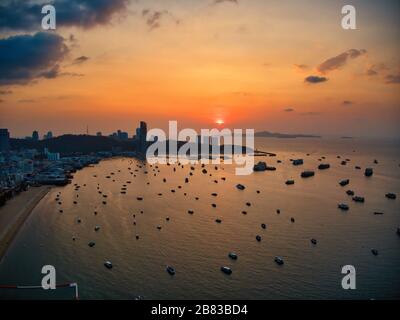 Luftansicht Sonnenuntergang Mit Drone. Touristen am Pattaya Beach, Chonburi, Thailand. Schöne Landschaft Hut Pattaya Beach. Stockfoto