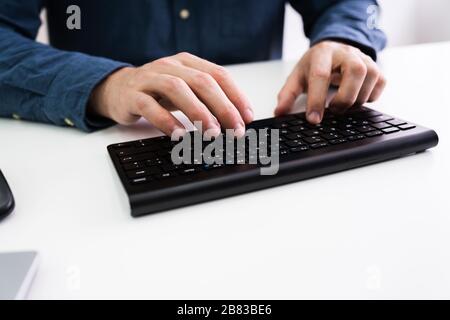 Nahaufnahme der Handeingabe auf der Computertastatur Stockfoto