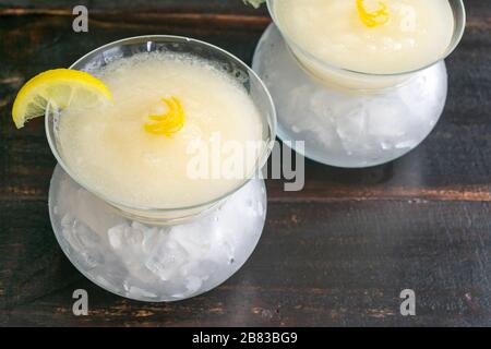 Sgroppino al Limone: Ein gefrorener Cocktail aus Zitronensorbetto, Prosecco und Wodka Stockfoto