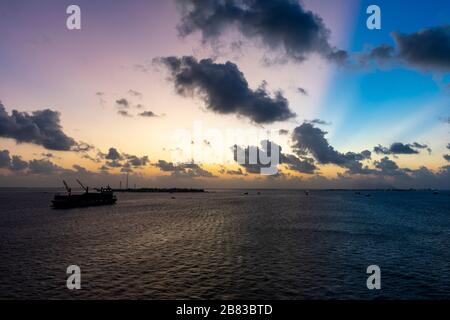 Malé, Malediven - 27. Dezember 2019 - bunter Himmel im Zwielicht Stockfoto