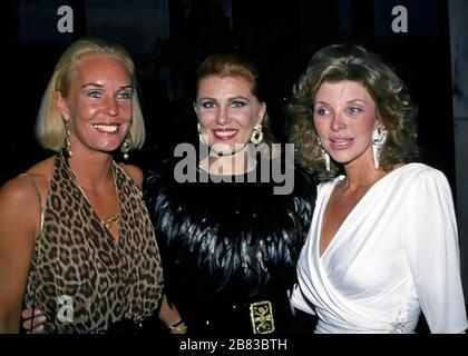 Washington DC. USA, 21. Juni 1989 Georgette Mosbacher (in schwarz gefiedertem Kleid, Mitte) mit Freunden bei der Benefizaktion Kinderhilfe Stockfoto