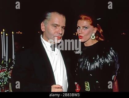 Washington DC. USA, 21. Juni 1989 Georgette Mosbacher (in schwarz gefiedertem Kleid) bei der Benefizaktion Kinderhilfe mit Modedesigner Karl Lagerfeld Stockfoto