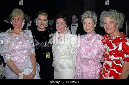 Washington DC. USA, 21. Juni 1989 Georgette Mosbacher (in schwarz gefiedertem Kleid, 2. Von links) mit Freunden bei der Benefizaktion "Kinderhilfe" in Washington DC. Stockfoto