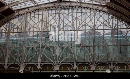 Bogenfenster mit schmiedeeisernem Maßwerk am Bahnhof Paddington, einem Bahnterminus und dem Londoner U-Bahn-Komplex Praed St in Paddington, London Stockfoto