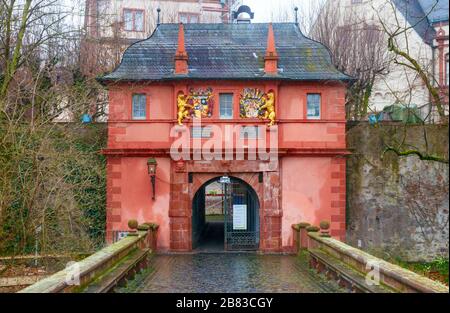 Eingangsgebäude zum Residenzschloss Darmstadt und Schlossgarten an einem regnerischen Wintertag. Darmstadt, Deutschland. Stockfoto