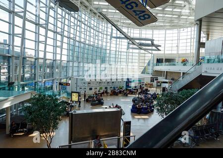 Seattle, WA/USA-9/6/19: Das Seattle Tacoma SEATAC Airport Atrium mit Leuten, die darauf warten, mit einem Flugzeug zu reisen. Stockfoto