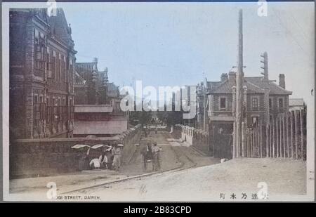 Gravierte Postkarte von Menschen, die entlang spazieren gehen und Häuser, die die Nogi Street in Dalian (Dairen), Provinz Liaoning, China, 1912 sägen. Aus der New York Public Library. Hinweis: Das Bild wurde mit einem modernen Verfahren digital koloriert. Farben sind möglicherweise nicht periodengenau. () Stockfoto