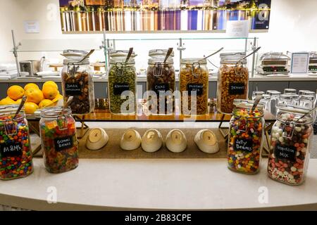 Orlando, FL/USA-9/6/19: Gläser Snack eines in einer Flughafenlounge. Stockfoto