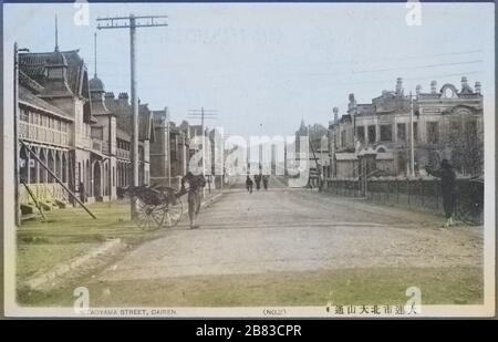 Gravierte Postkarte von Menschen, die entlang gehen und Häuser, die die Kitaoyama-Straße in Dalian (Dairen), Provinz Liaoning, China, 1912 sägen. Aus der New York Public Library. Hinweis: Das Bild wurde mit einem modernen Verfahren digital koloriert. Farben sind möglicherweise nicht periodengenau. () Stockfoto