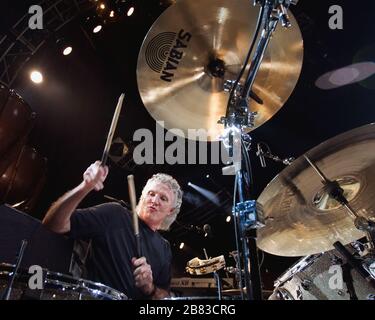 Schlagzeuger Don Brewer tritt mit Bob Seger und der Silver bullet Band in Sunrise, Florida auf. Stockfoto