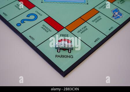 Orlando, FL/USA-12/20/19: Auto auf dem freien Parkplatz im Spiel um Monopol von Hasbro auf weißem Grund. Konzeptglück in Wirtschaft, Finanzen, Stockfoto
