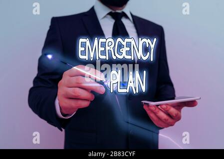 Konzeptionelle Handarbeit mit Notfallplan. Konzept bedeutet Handlungsverlauf, um den Schaden potenzieller Ereignisse zu mindern Stockfoto