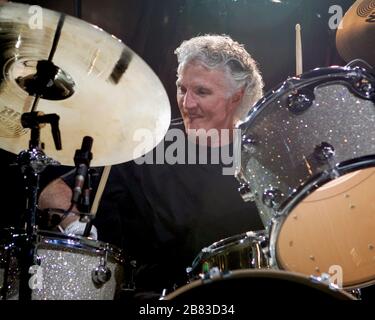 Schlagzeuger Don Brewer tritt mit Bob Seger und der Silver bullet Band in Sunrise, Florida auf. Stockfoto